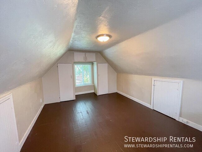 Building Photo - 1376 W 6th Ave