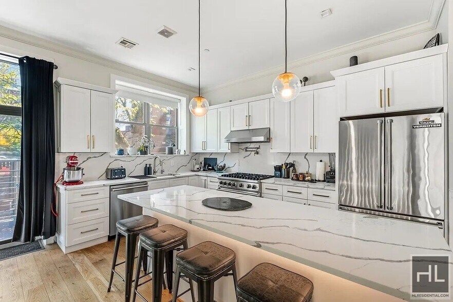 Building Photo - Gorgeous Townhome in Bed Stuy!