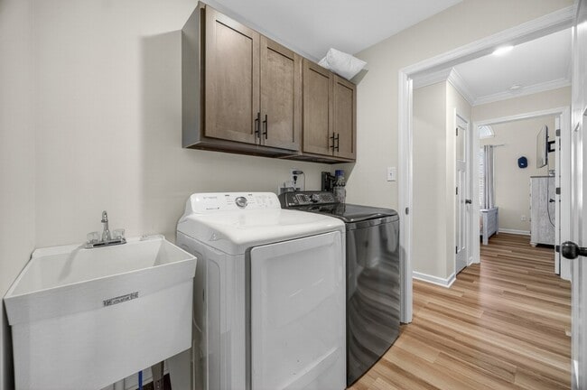 Building Photo - 3019 Cambridge Ct