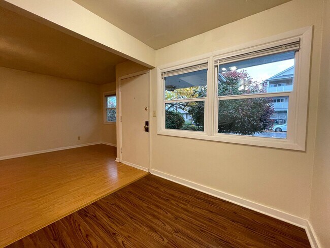 Building Photo - Charming 1 bedroom available in Woodlawn T...