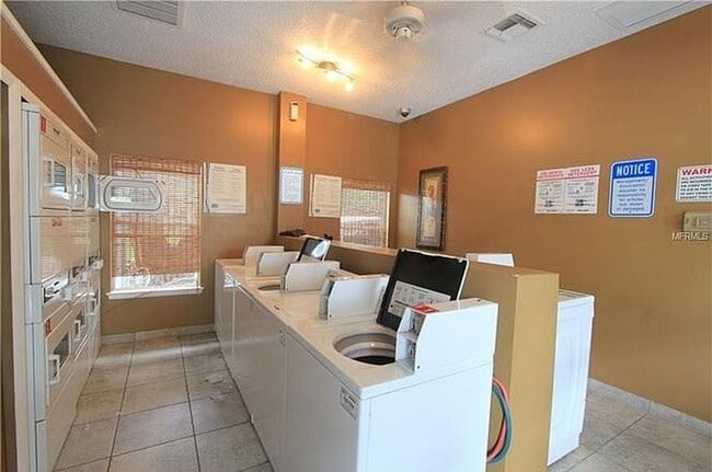 Building Photo - Beautiful 1 bed 1 bath condo in pristine location in Lake Mary