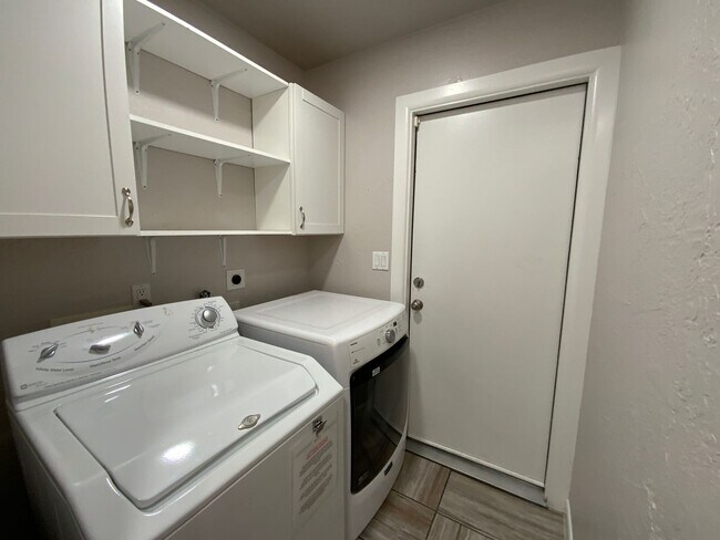 Building Photo - 3 Bedroom Single Story home Near Paseo Del...