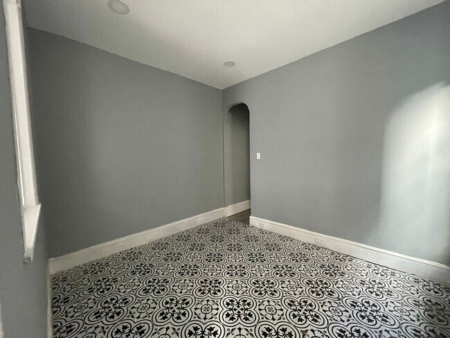 Building Photo - 30 N 56th St