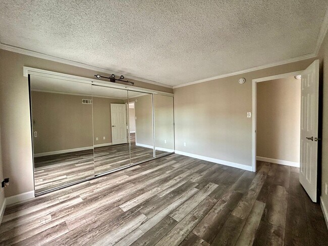 Building Photo - Beautiful 1-Bedroom Condo at Mountain Shadow Condominiums