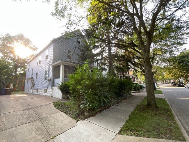 Primary Photo - 2070 Lark St