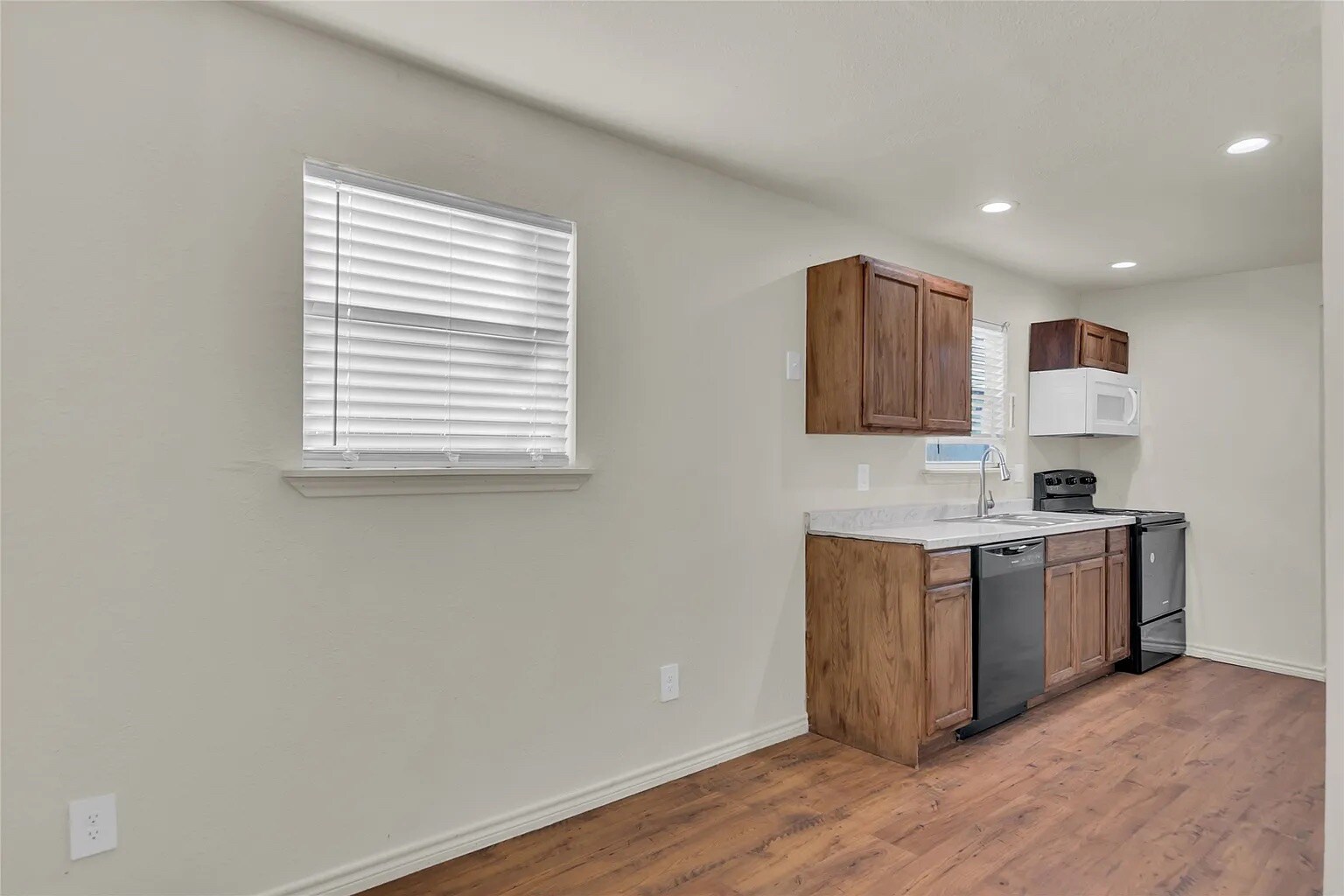 Building Photo - Room in House on Houghton Ave