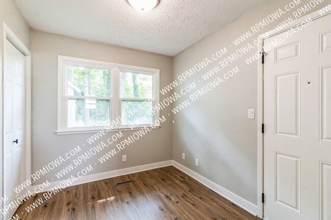 Building Photo - 1533 Ridgewood Ave