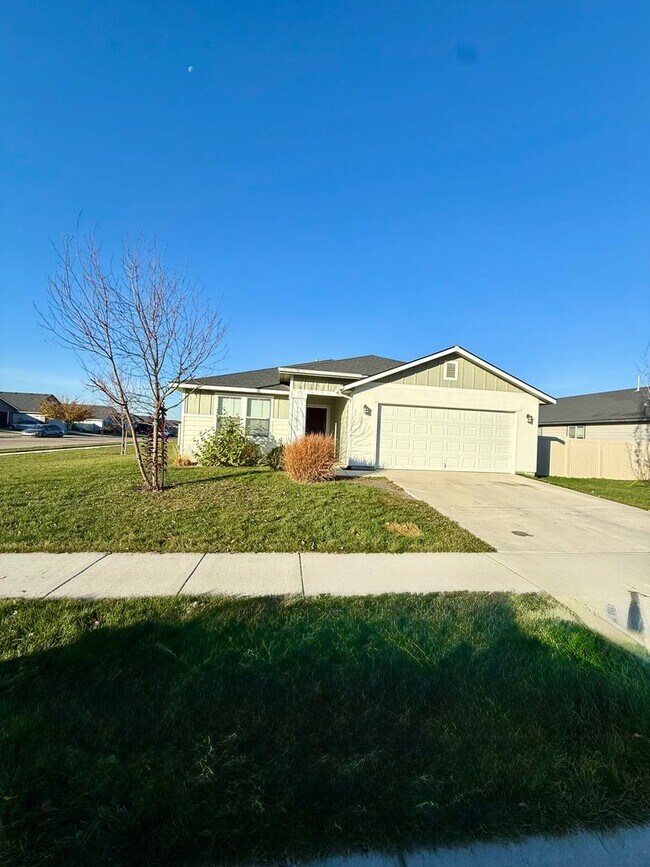 Building Photo - Great location, 3 bedroom two bath home for rent.