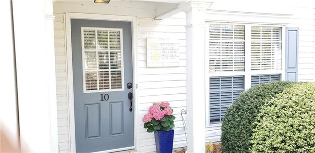 Primary Photo - 10 Regency Rd