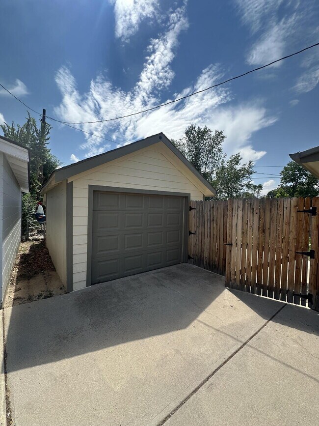 Building Photo - "Charming 2-Bedroom Retreat in the Heart of Windsor – 945 Sq. Ft. of Cozy Living!"