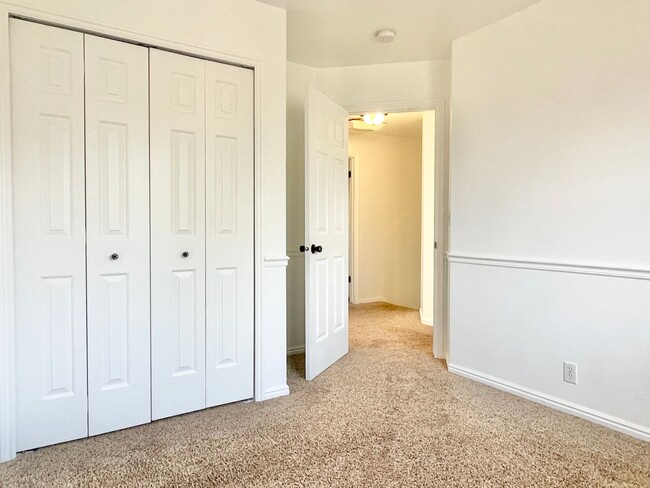 Building Photo - Lovely Sandy Home in Well Kept Neighborhood!