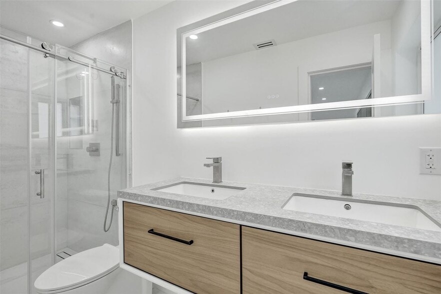 Building Photo - 1960 SE 5th Ct