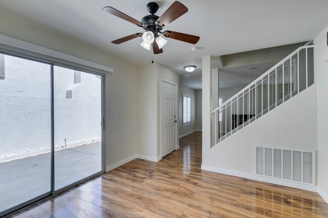 Building Photo - 3 Bedroom 2.5 Bathroom Townhouse in Henderson.