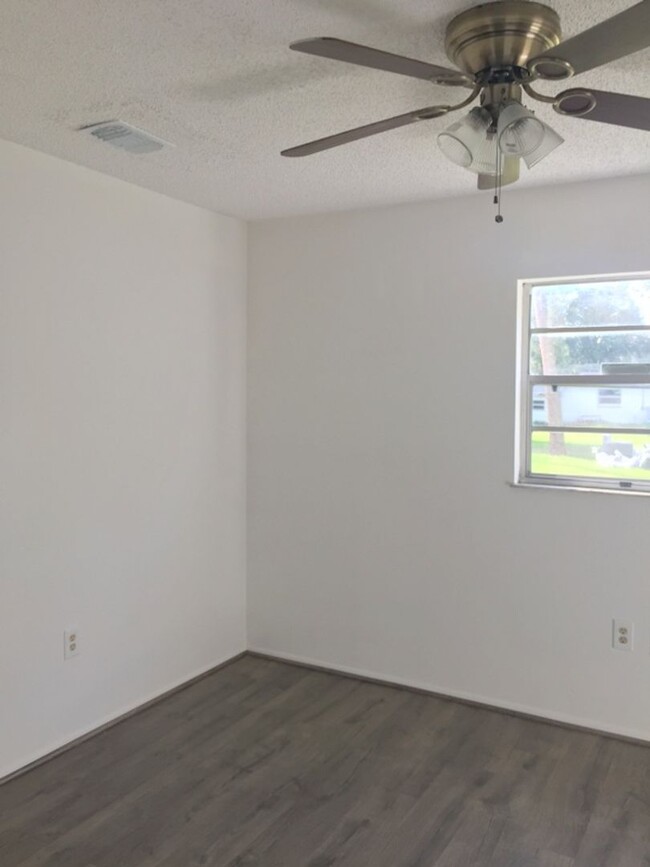 Building Photo - Two bedroom 1 bath duplex close to Downtow...