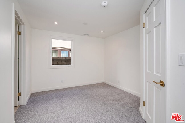 Building Photo - 161 N Hamel Dr