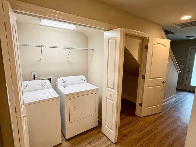 Building Photo - Modern 3 Bed/3 Bath End Unit Townhome - Close to Everything - GREAT PRICE!