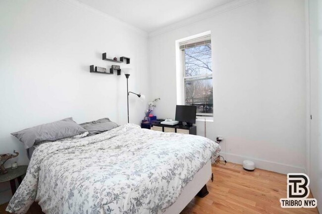 Building Photo - 3 bedroom in ASTORIA NY 11105
