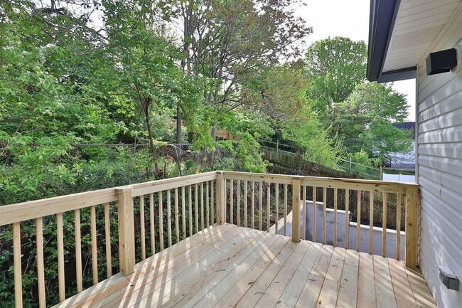 Building Photo - 252 Linden Ave