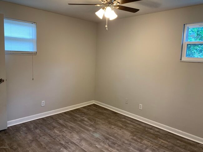 Building Photo - 421 Parkwood Dr