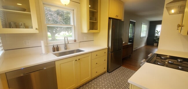 Building Photo - 425 Ingleside Ave