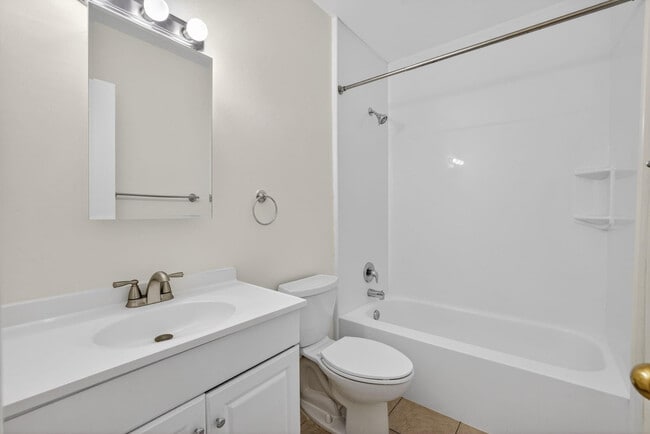 Building Photo - 2500 SW 18th Terrace