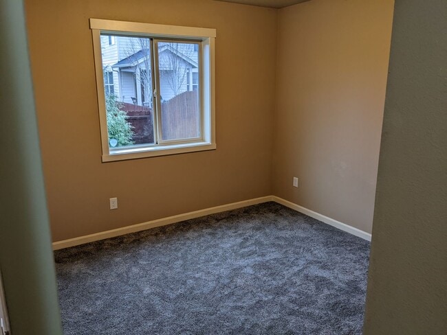 Building Photo - Beautiful 3 bedroom