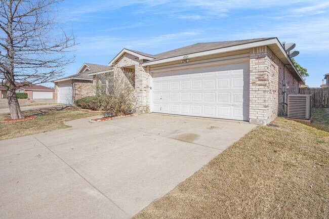 Building Photo - Beautifully Crafted 4-2-2 in Fort Worth!