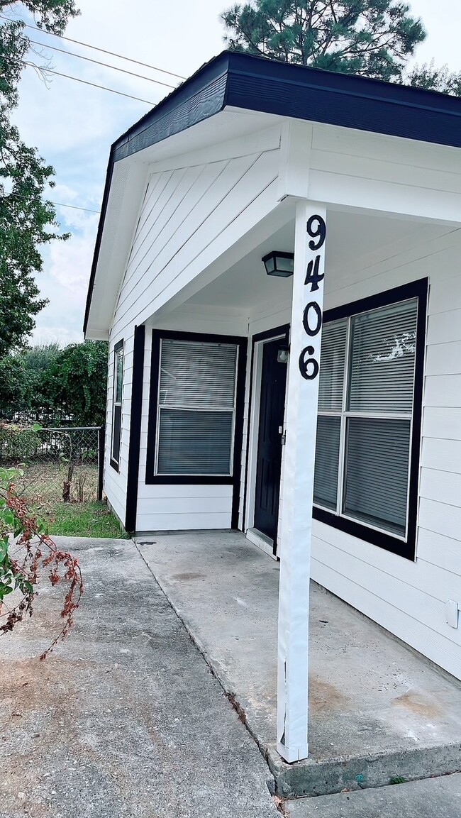 Building Photo - 9406 Alcala