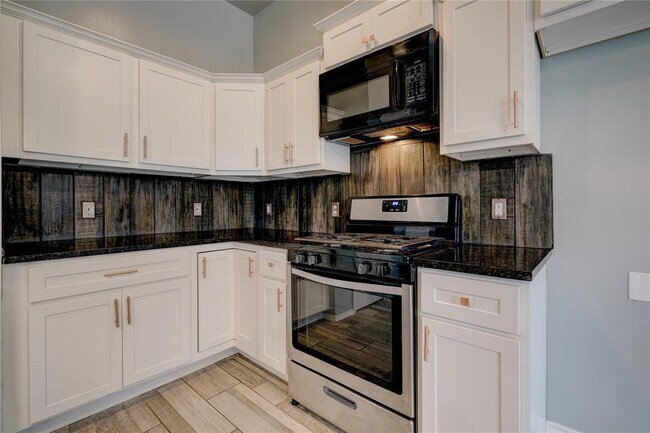 Building Photo - 2023 Westbury Dr