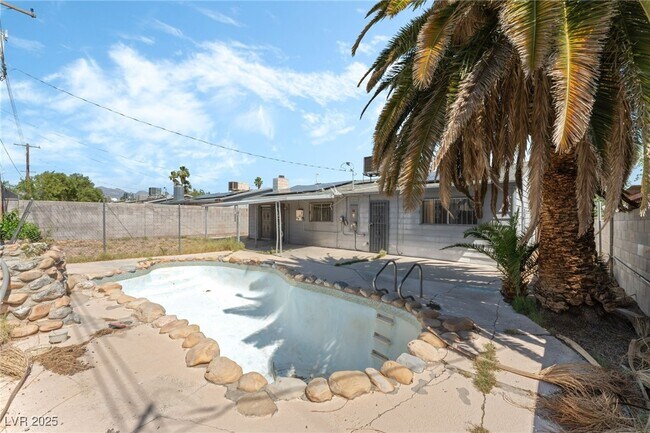 Building Photo - 5809 Pebble Beach Blvd