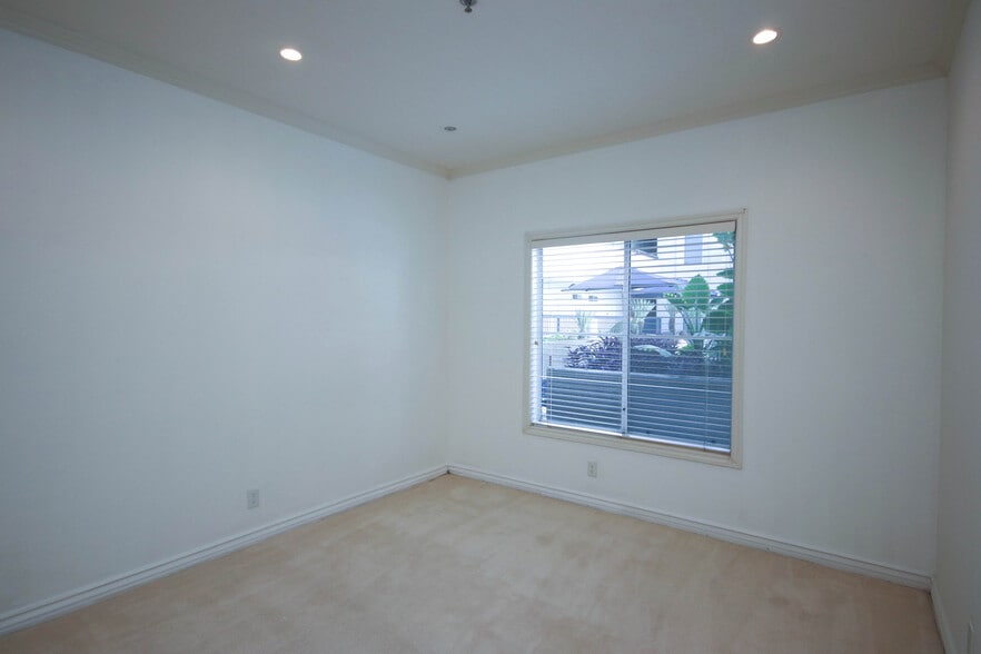 Building Photo - 300 N El Molino Ave