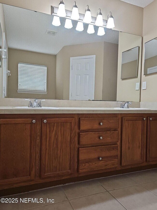 Building Photo - 1971 Belhaven Dr