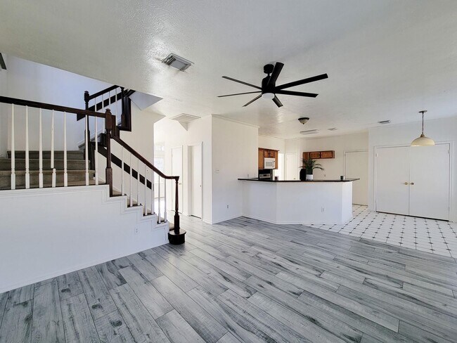 Building Photo - NICE 4 BEDROOM 2 BATH LEASE HOME WITH 2327 SF