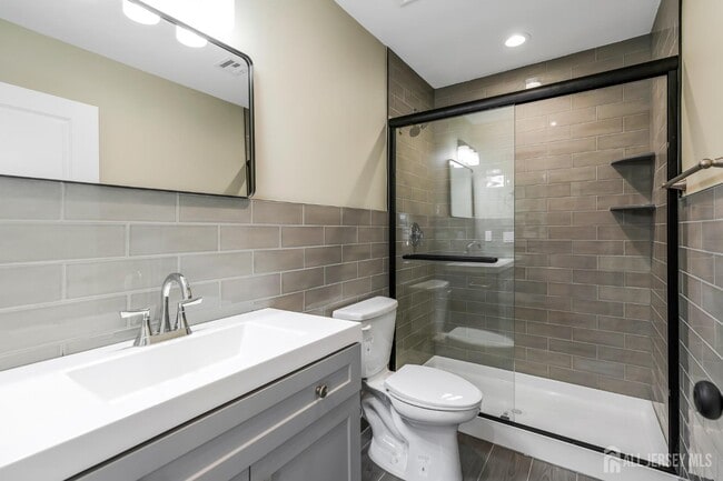 Building Photo - 20 Louis Ave