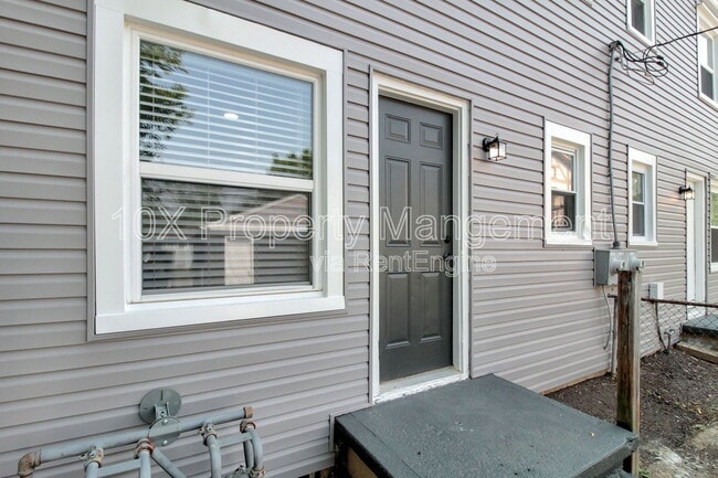 Building Photo - 1047 S James Rd