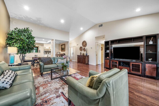 Building Photo - 11355 Pond View Dr