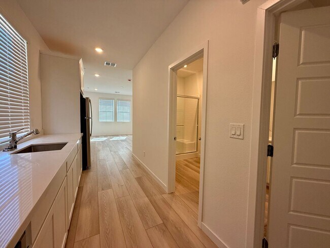 Building Photo - 4 BED 3.5 BATH 2 CAR GARAGE HOME w/ LOFT, ...