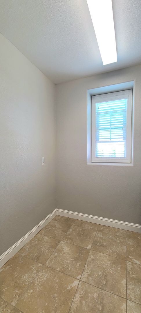 Building Photo - Beautifull Single Family Home in Folsom w/ Solar, Tankless Water Heater, Pool Access, Bonus Room ...