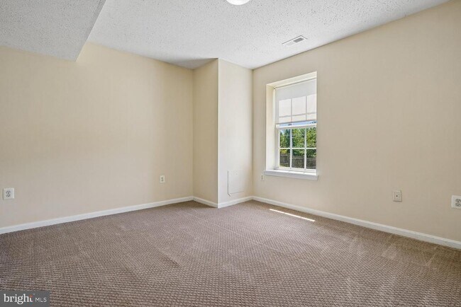 Building Photo - 14677 Cloverdale Rd