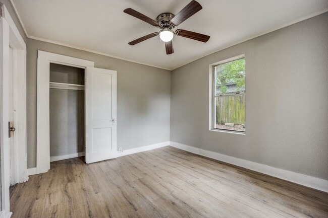 Building Photo - Freshly Updated 2 Bedroom House