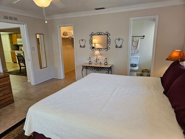 Building Photo - Seasonal Short-Term Single-Family Heated Pool Home located in Venice Gardens!