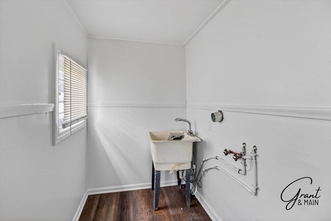 Building Photo - $1300 3 bedroom bungalow