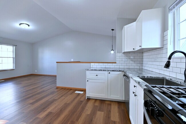 Building Photo - 19 E Pineview Dr