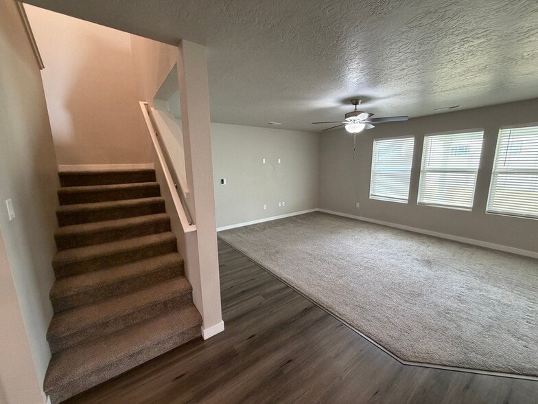 Building Photo - 690 SW Raelynn St