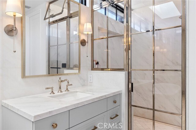 Building Photo - 2428 The Strand