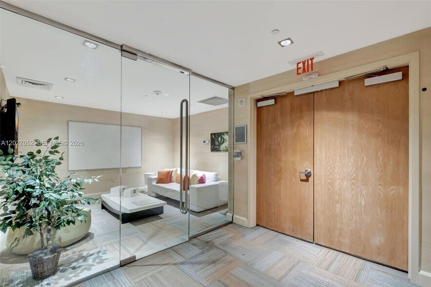 Lounge Room - 950 Brickell Bay Dr