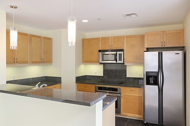 Building Photo - East Village 2 bedroom 2 bath condo in Met...