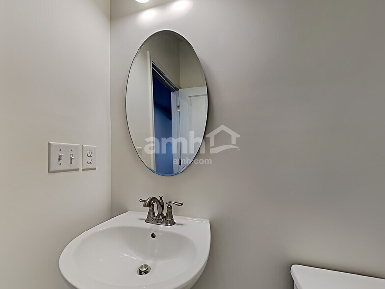Building Photo - 5026 Twin River Dr
