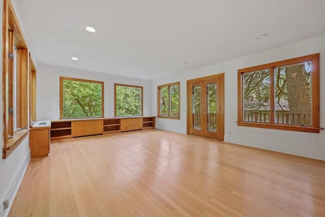 Building Photo - 90 Greenacres Ave
