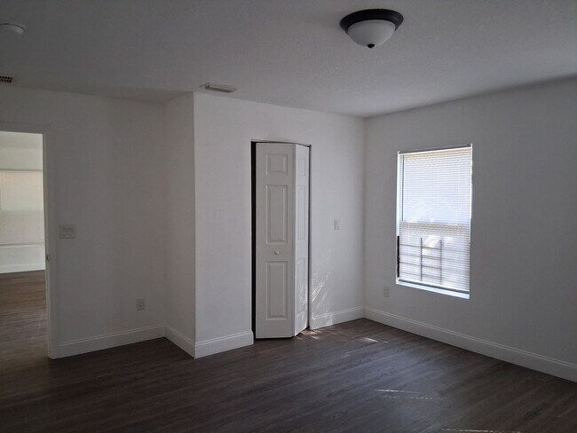 Building Photo - 1065 Winthrop St